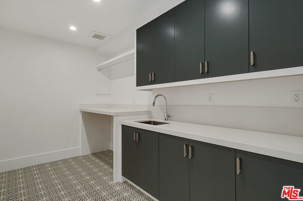 11974 Foxboro Dr, Los Angeles CA  90049-4111 exterior