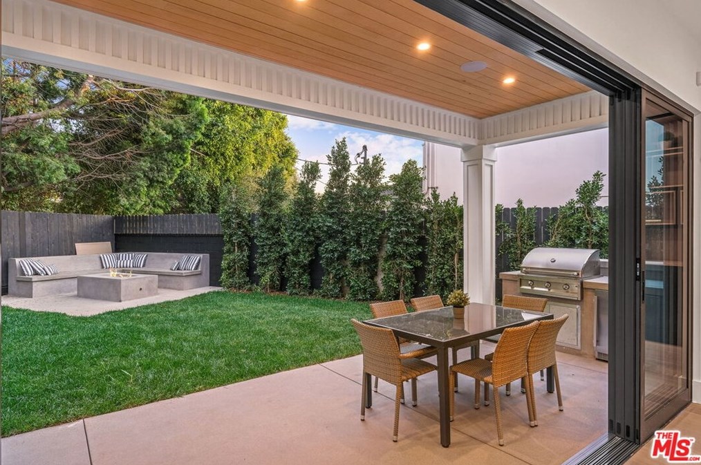 11974 Foxboro Dr, Los Angeles CA  90049-4111 exterior