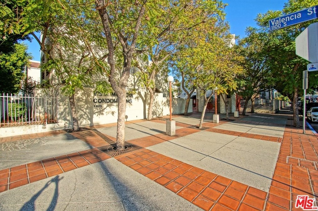 1118 Valencia St, Los Angeles CA  90015-2052 exterior