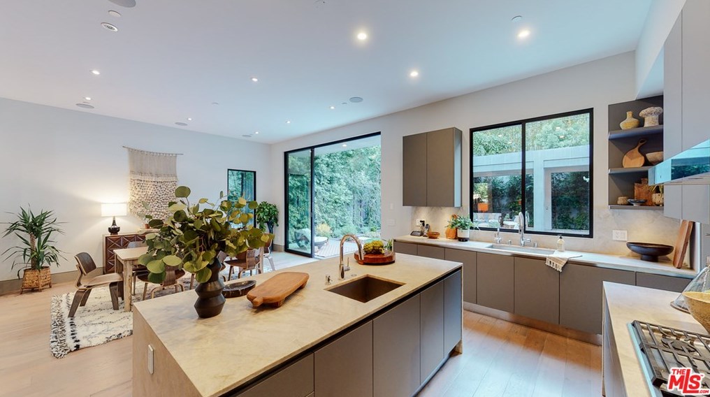 701 Huntley Dr, Los Angeles CA  90069-5008 exterior