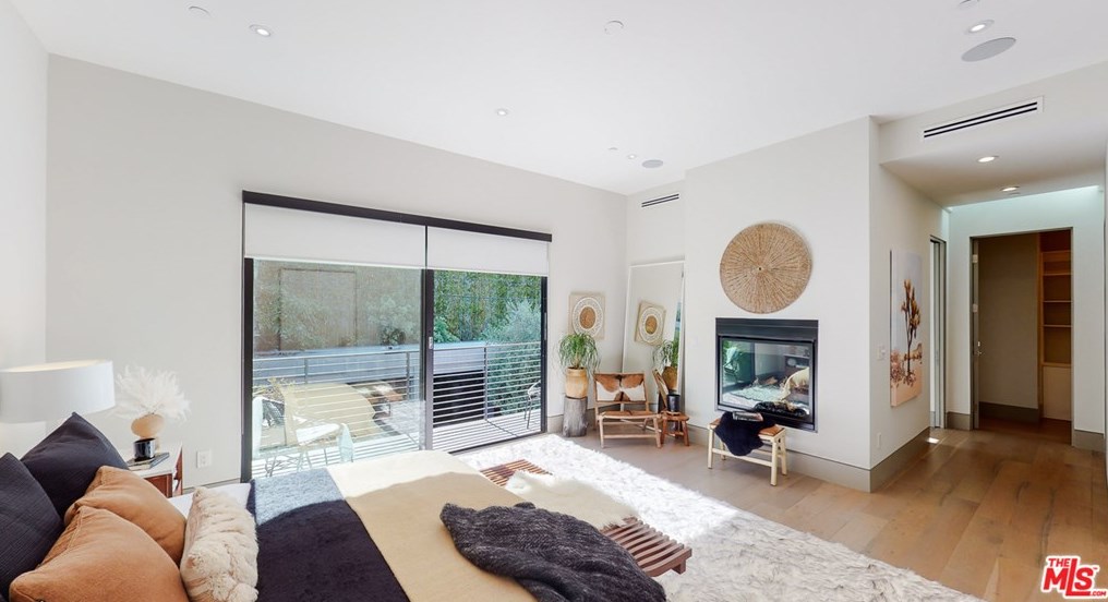 701 Huntley Dr, Los Angeles CA  90069-5008 exterior
