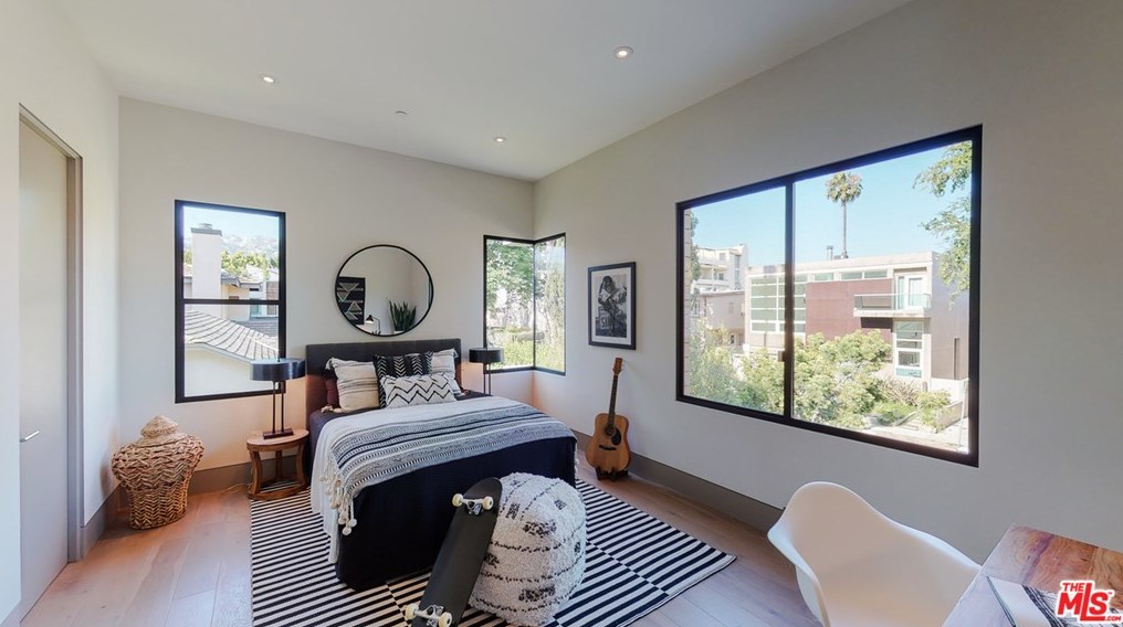 701 Huntley Dr, Los Angeles CA  90069-5008 exterior