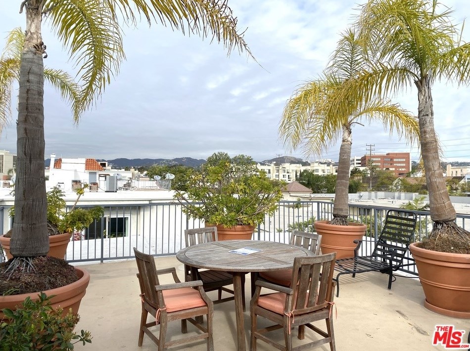11923 Darlington Ave, Los Angeles CA  90049-5669 exterior