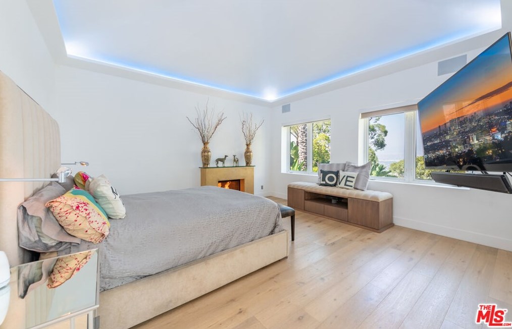 7759 Torreyson Dr, Los Angeles CA  90046-1226 exterior