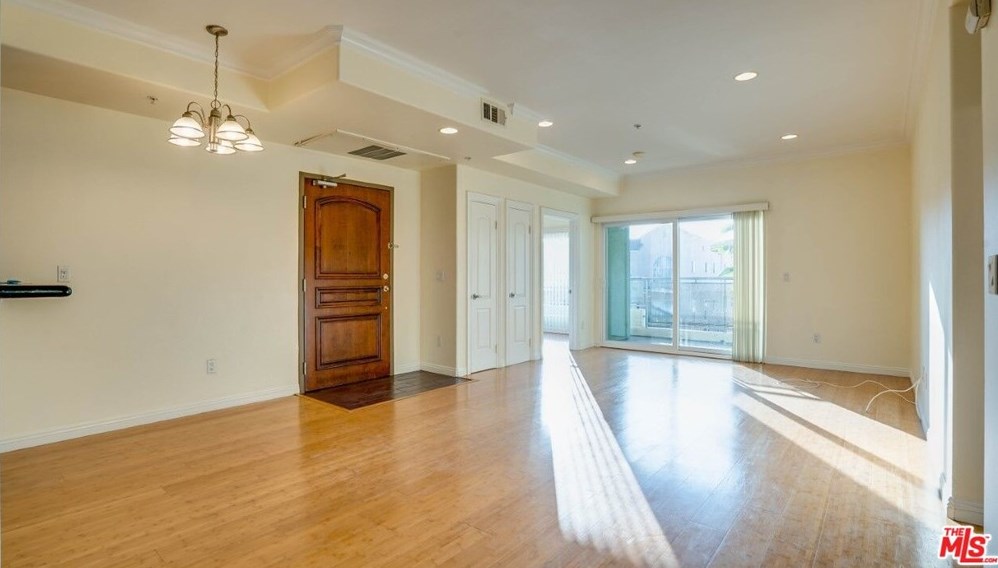 1128 Serrano Ave, Los Angeles, CA 90006-2390