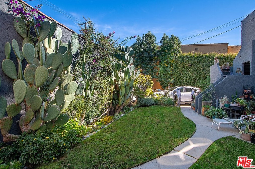 8009 Blackburn Ave, Los Angeles CA  90048-4250 exterior
