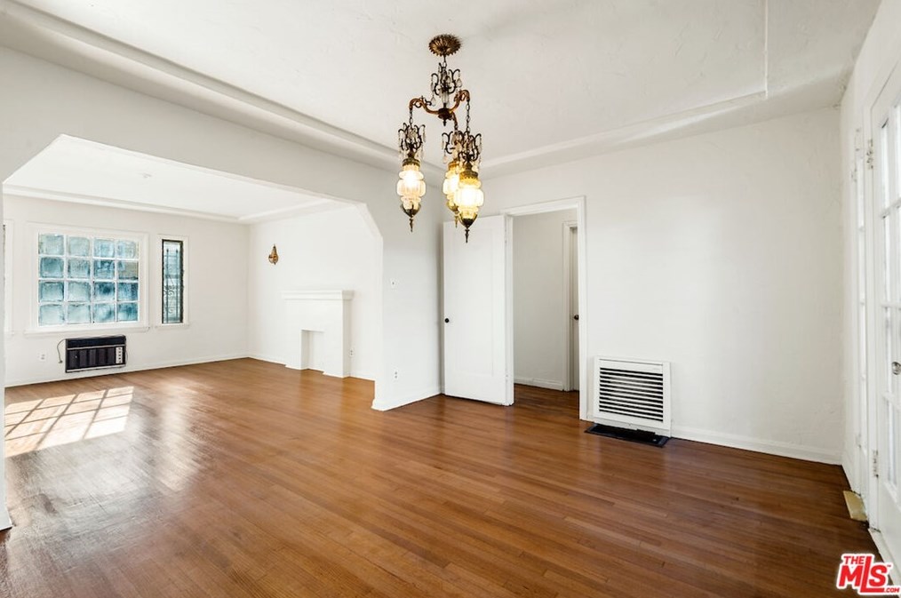8009 Blackburn Ave, Los Angeles CA  90048-4250 exterior