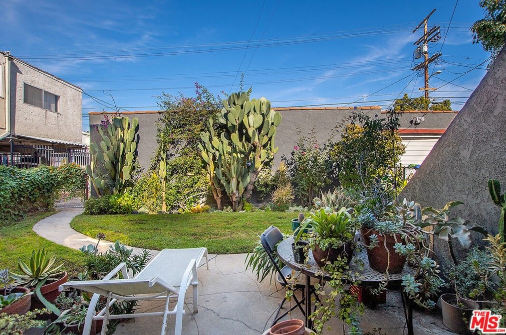 8009 Blackburn Ave, Los Angeles CA  90048-4250 exterior
