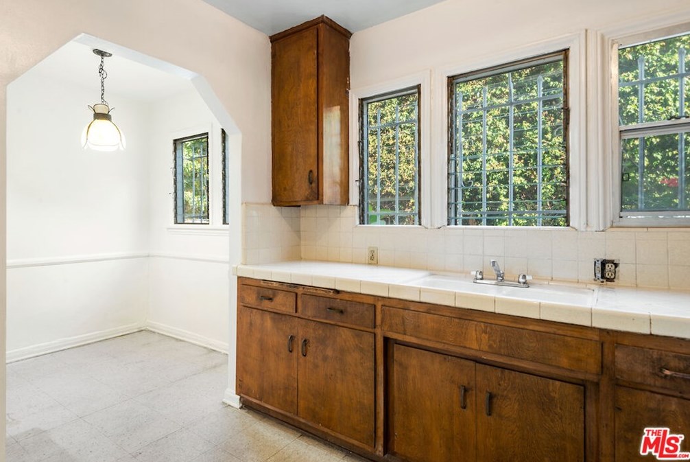 8009 Blackburn Ave, Los Angeles CA  90048-4250 exterior