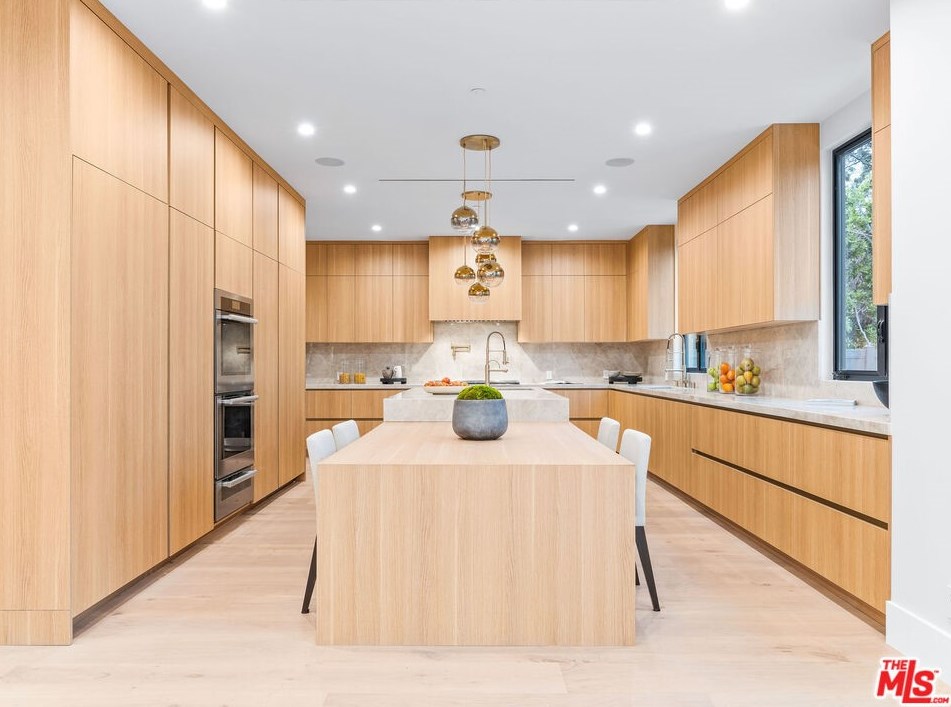 9135 Hillsboro Dr, Los Angeles CA  90034-1125 exterior