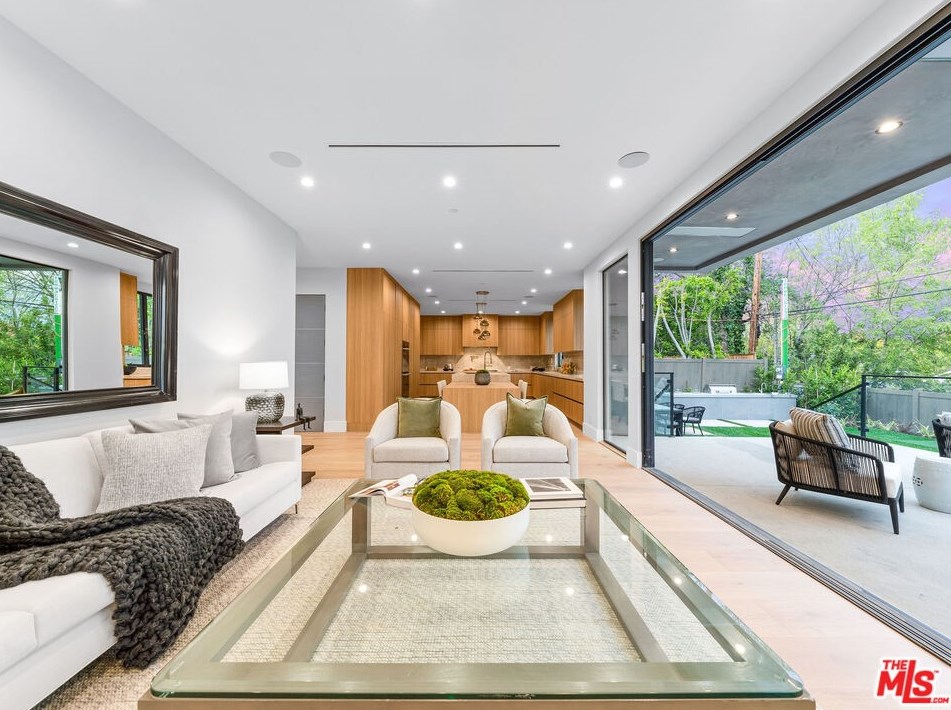 9135 Hillsboro Dr, Los Angeles CA  90034-1125 exterior