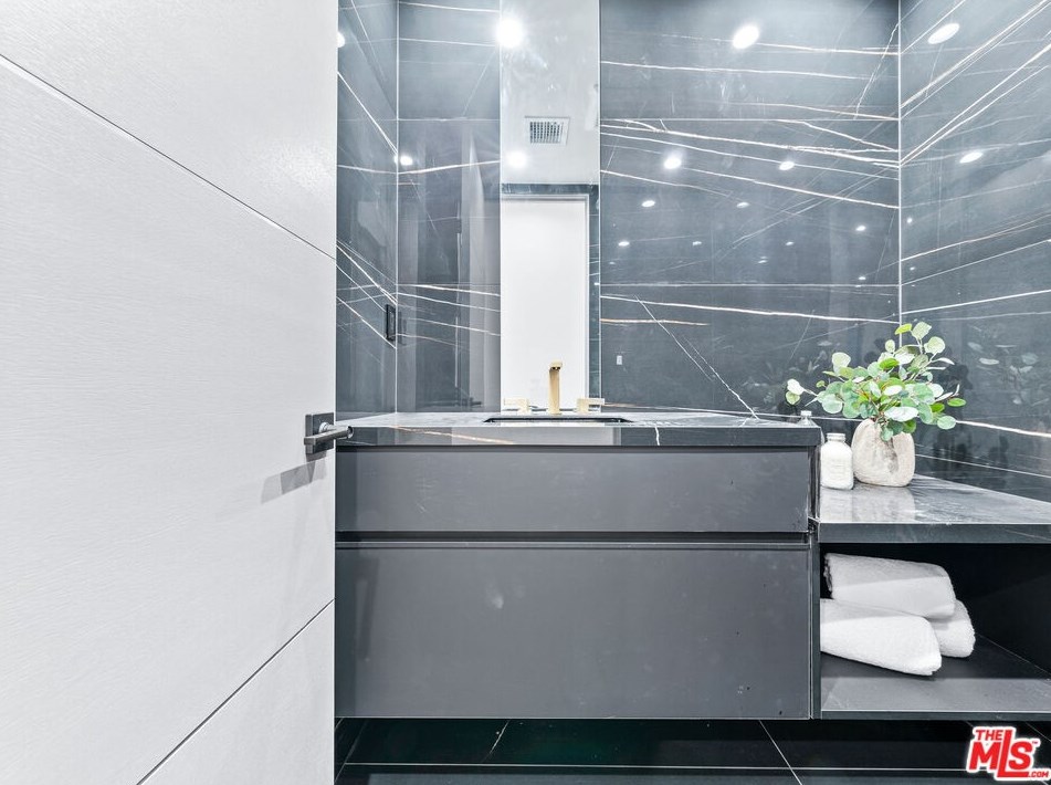 9135 Hillsboro Dr, Los Angeles CA  90034-1125 exterior