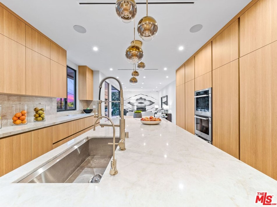 9135 Hillsboro Dr, Los Angeles CA  90034-1125 exterior