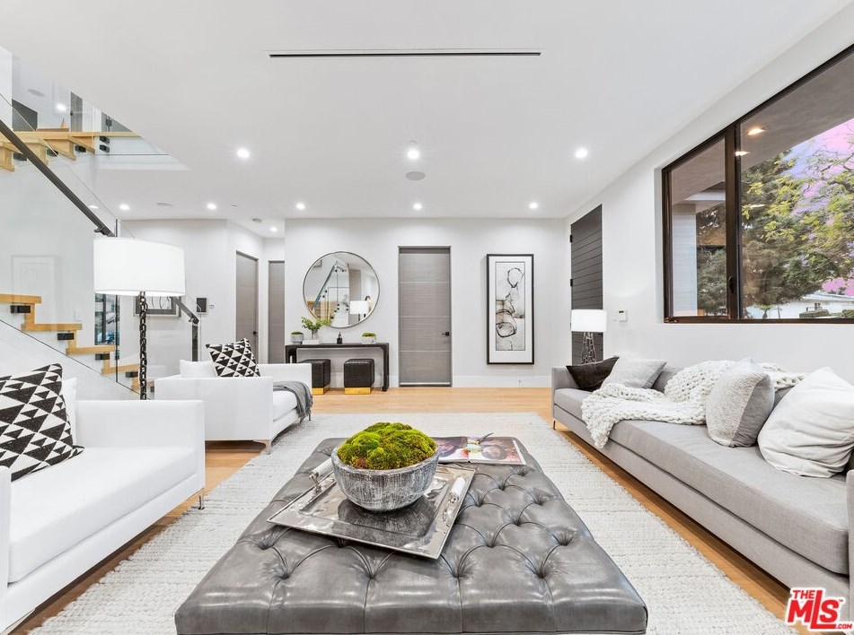 9135 Hillsboro Dr, Los Angeles CA  90034-1125 exterior