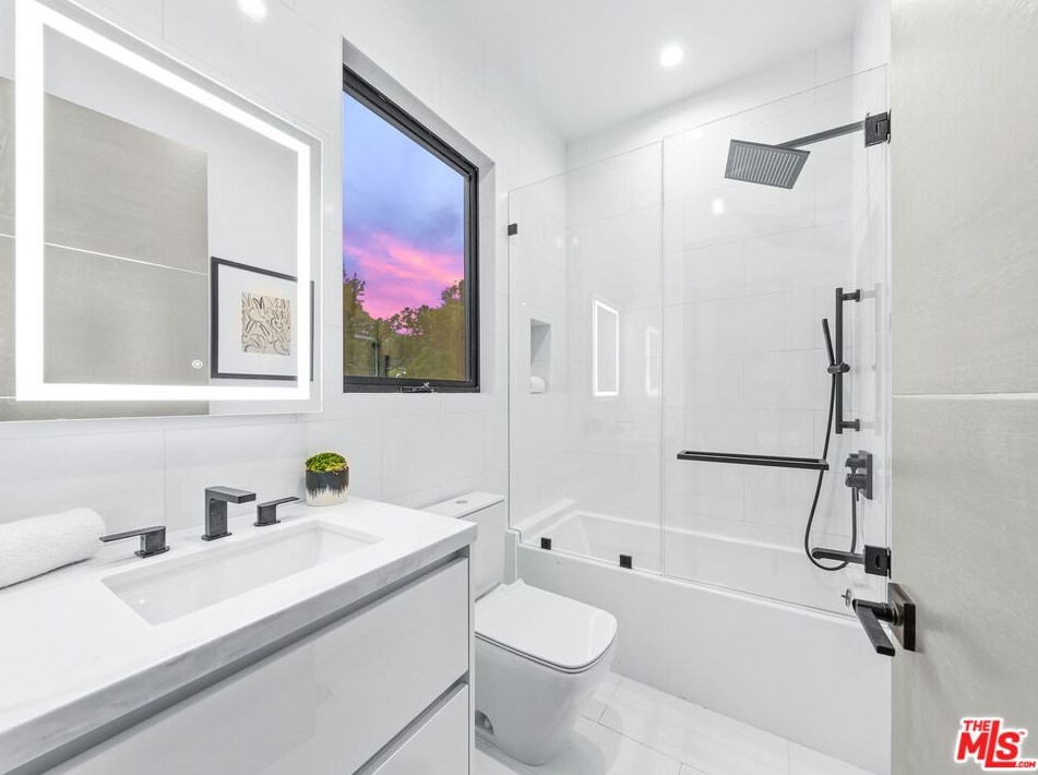 9135 Hillsboro Dr, Los Angeles CA  90034-1125 exterior