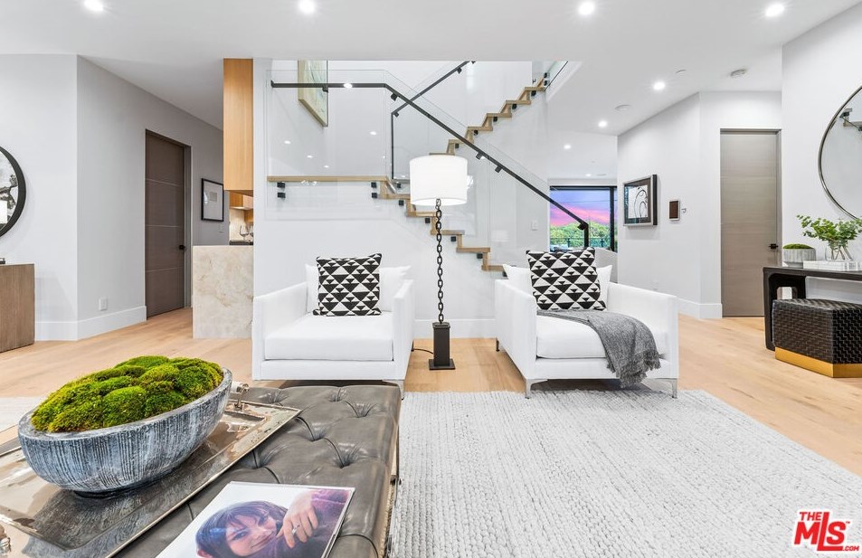 9135 Hillsboro Dr, Los Angeles CA  90034-1125 exterior