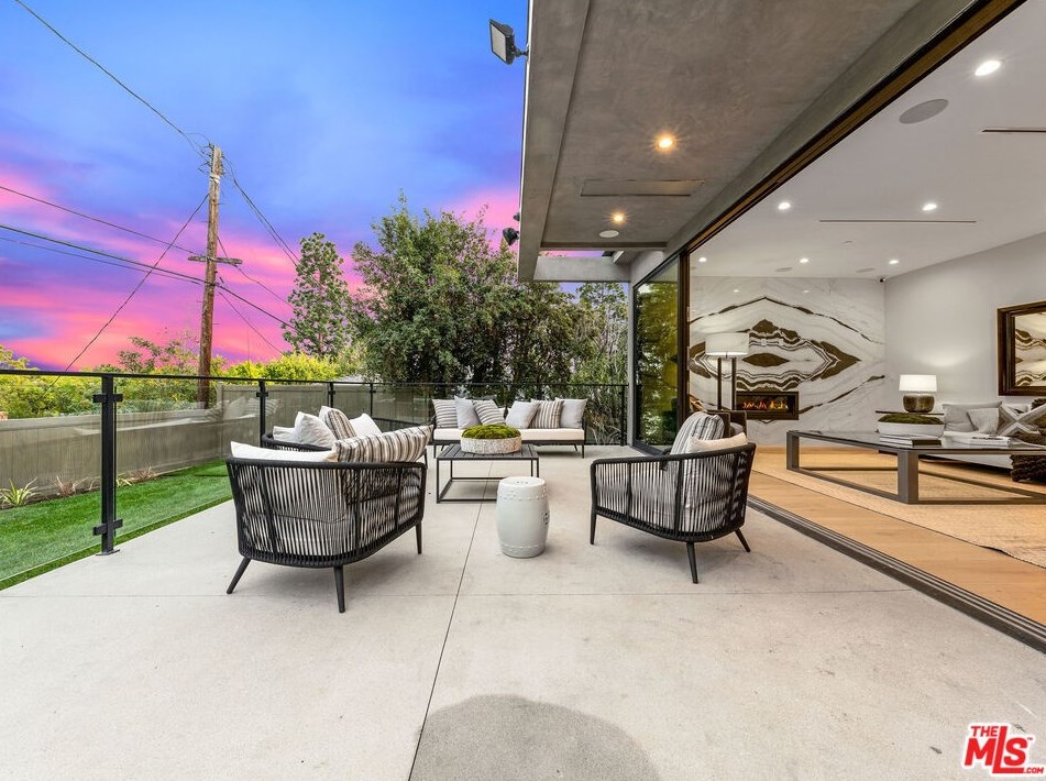 9135 Hillsboro Dr, Los Angeles CA  90034-1125 exterior