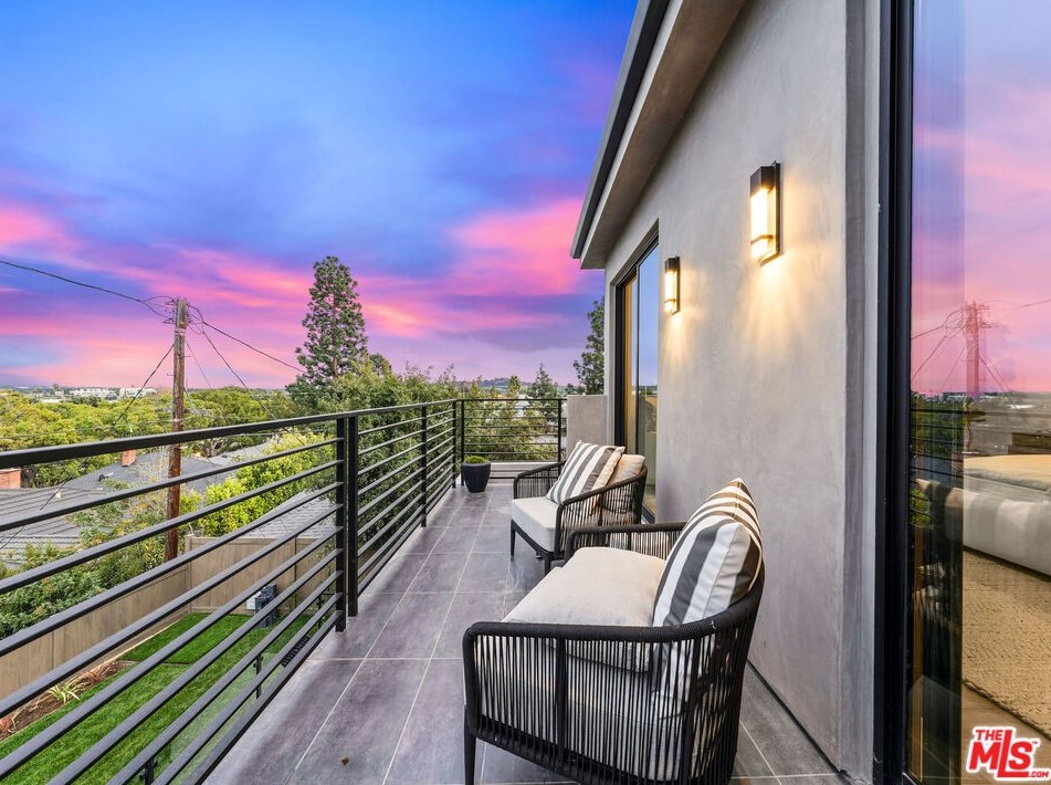 9135 Hillsboro Dr, Los Angeles CA  90034-1125 exterior