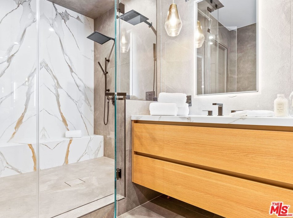 9135 Hillsboro Dr, Los Angeles CA  90034-1125 exterior