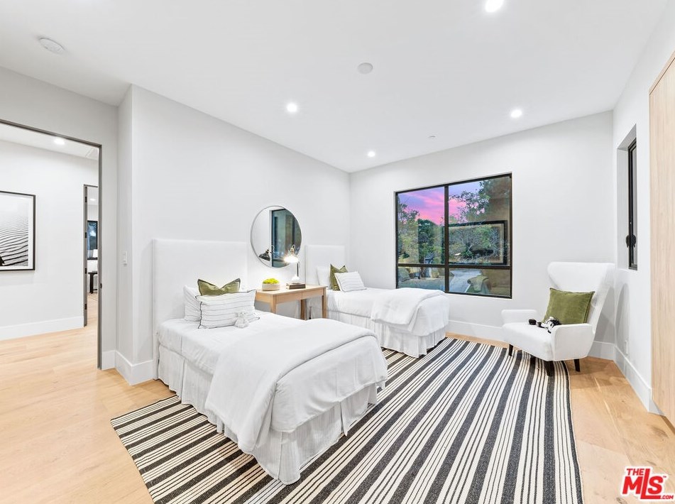 9135 Hillsboro Dr, Los Angeles CA  90034-1125 exterior