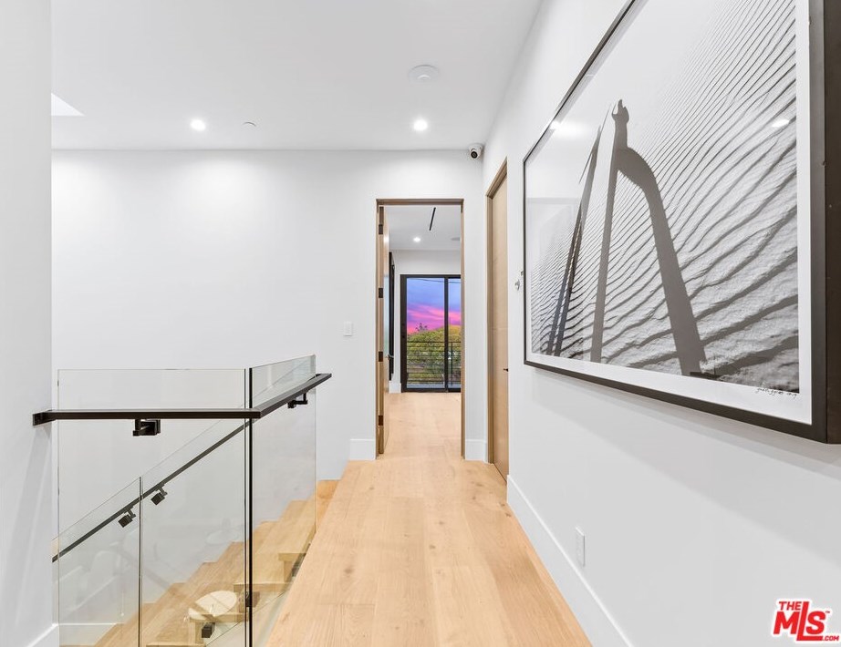 9135 Hillsboro Dr, Los Angeles CA  90034-1125 exterior