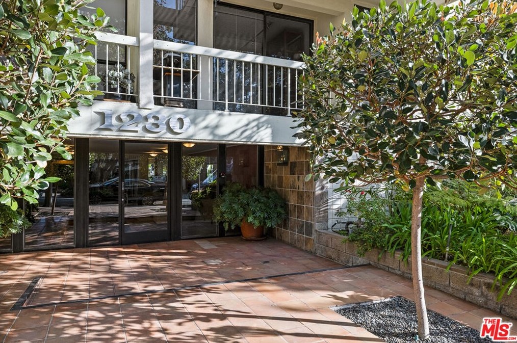 1230 Sweetzer Ave, Los Angeles CA  90069-3044 exterior