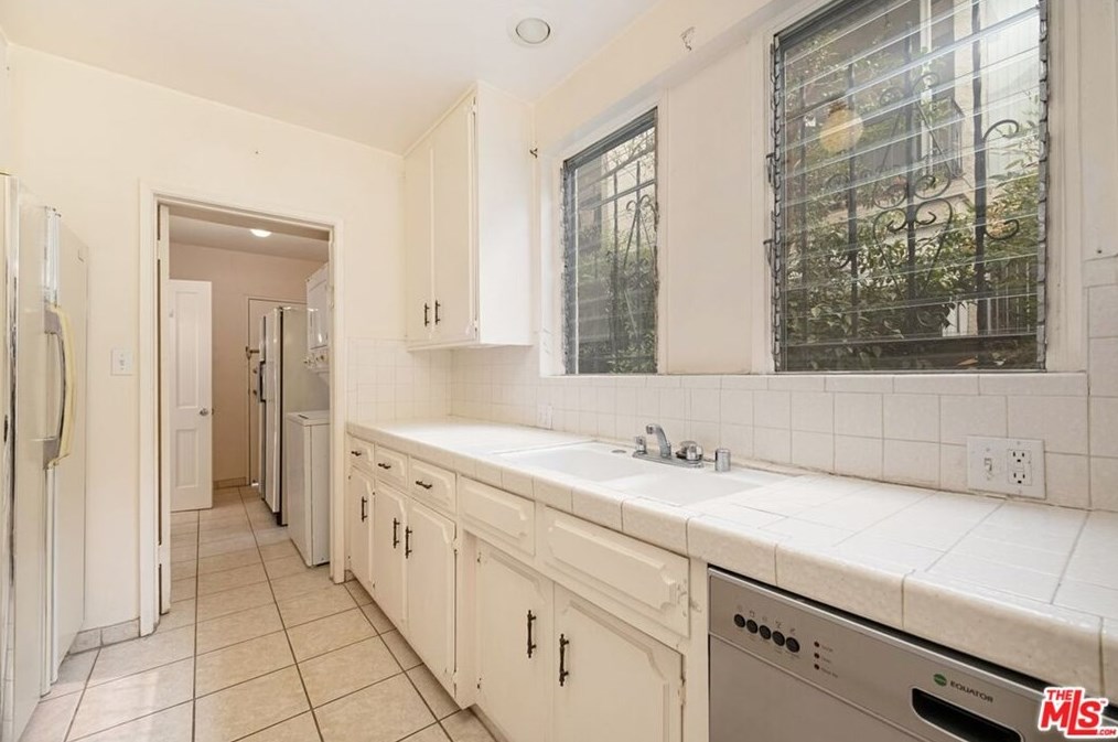 8019 Blackburn Ave, Los Angeles CA  90048-4271 exterior