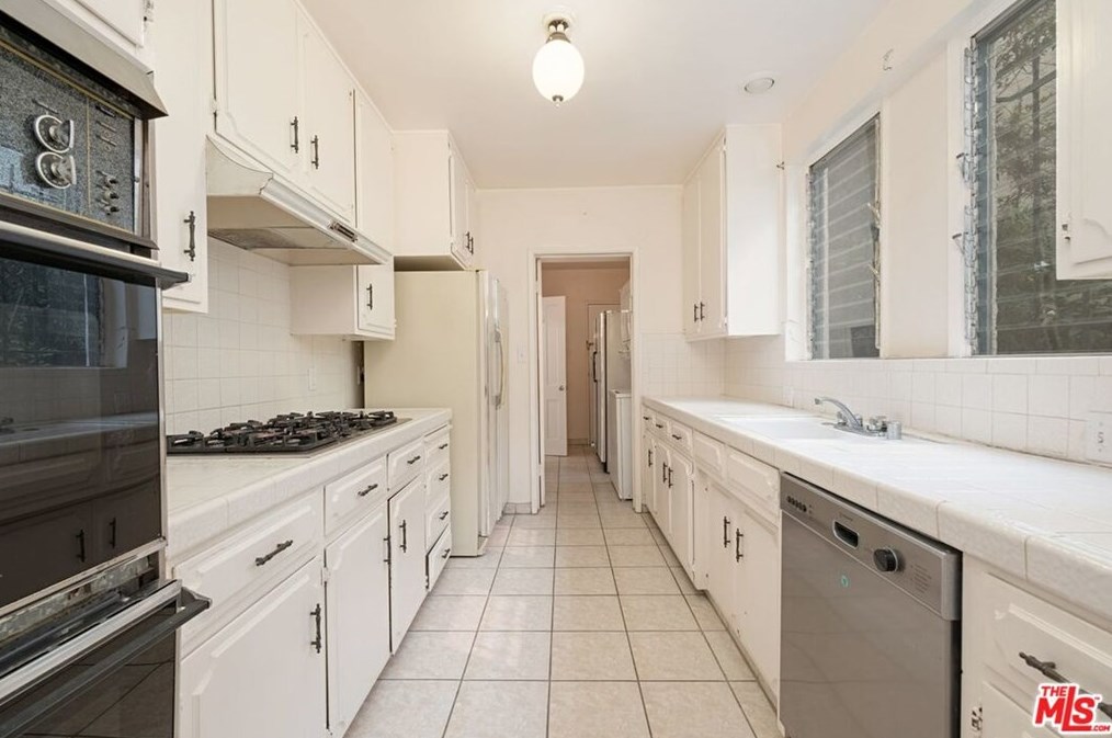 8019 Blackburn Ave, Los Angeles CA  90048-4271 exterior
