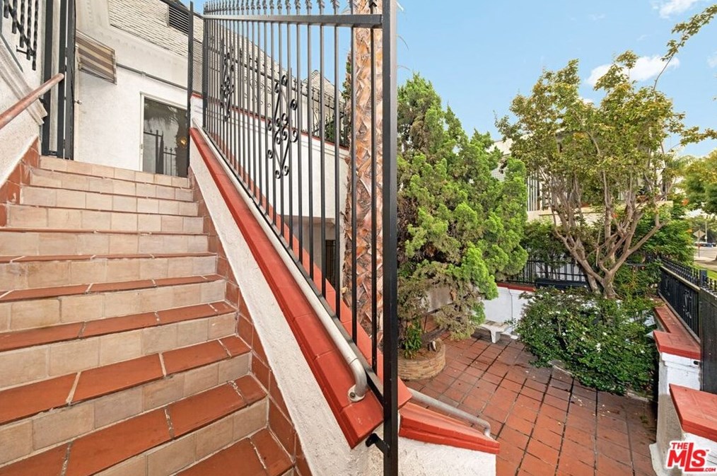8019 Blackburn Ave, Los Angeles CA  90048-4271 exterior