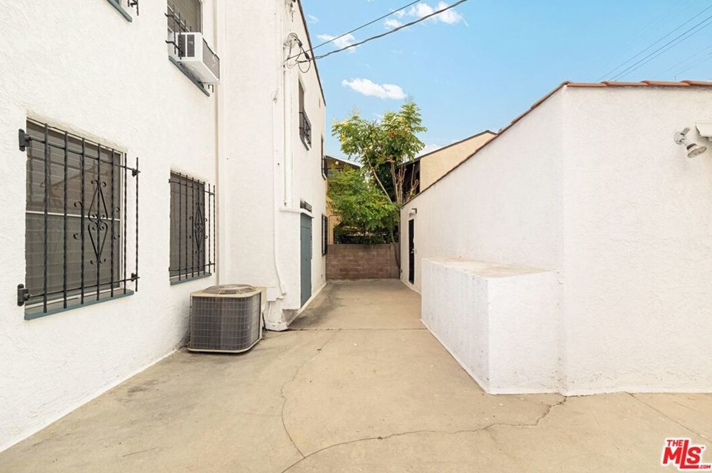 8019 Blackburn Ave, Los Angeles CA  90048-4271 exterior