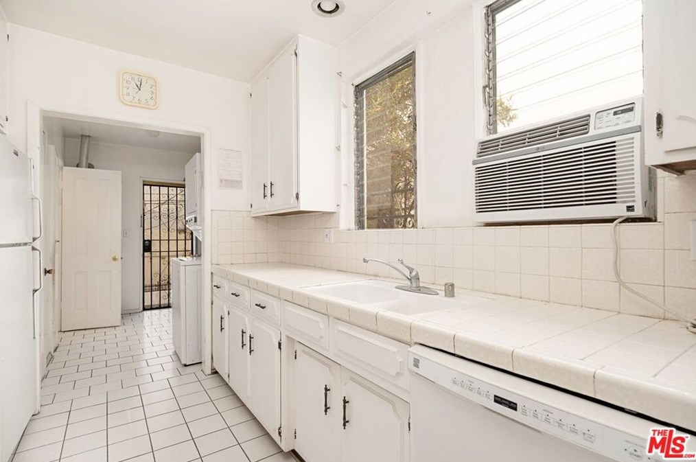 8019 Blackburn Ave, Los Angeles CA  90048-4271 exterior