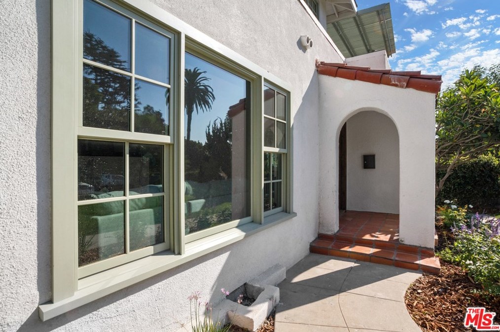 946 Victoria Ave, Los Angeles, CA 90019-1922