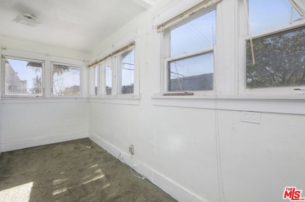 5360 La Cresta Ct, Los Angeles CA  90038-4002 exterior