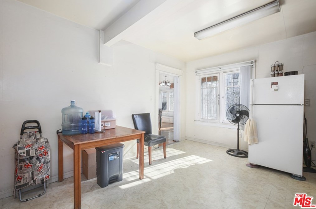 5360 La Cresta Ct, Los Angeles CA  90038-4002 exterior