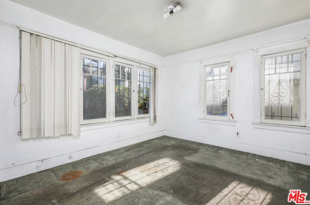 5360 La Cresta Ct, Los Angeles CA  90038-4002 exterior