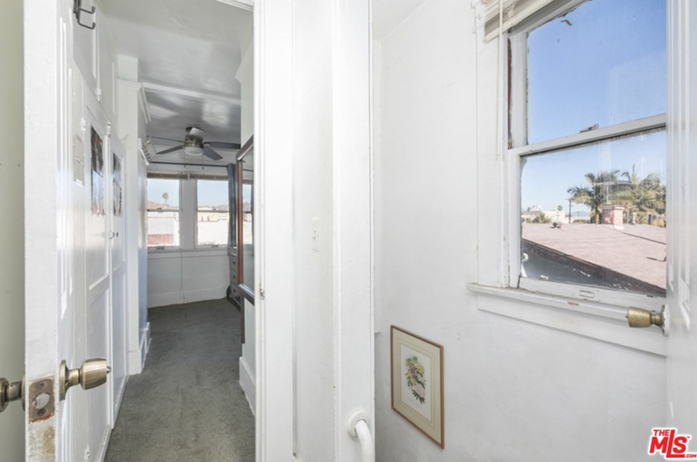 5360 La Cresta Ct, Los Angeles CA  90038-4002 exterior