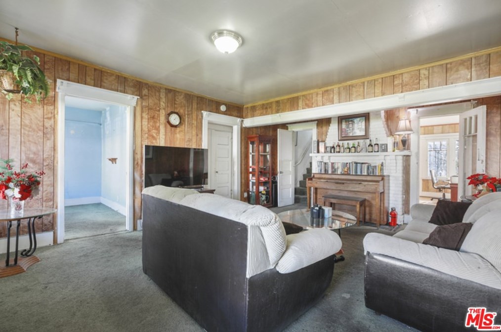 5360 La Cresta Ct, Los Angeles CA  90038-4002 exterior