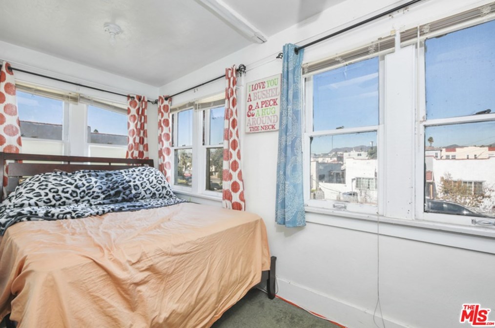 5360 La Cresta Ct, Los Angeles CA  90038-4002 exterior