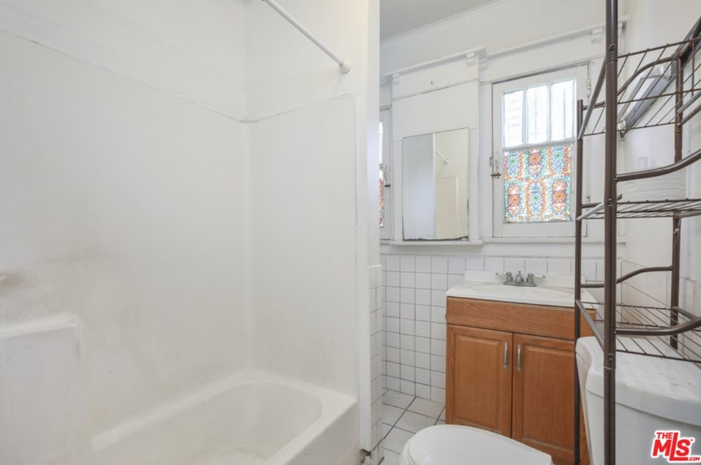 5360 La Cresta Ct, Los Angeles CA  90038-4002 exterior