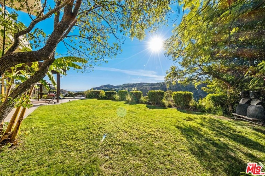 2289 Stratford Cir, Los Angeles CA  90077-1316 exterior