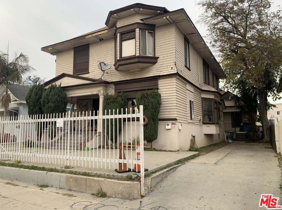 2219 15th St, Los Angeles, CA 90006-2826
