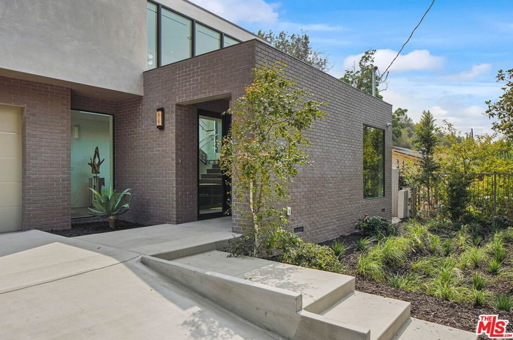 492 Bundy Dr, Los Angeles, CA 90049-2830
