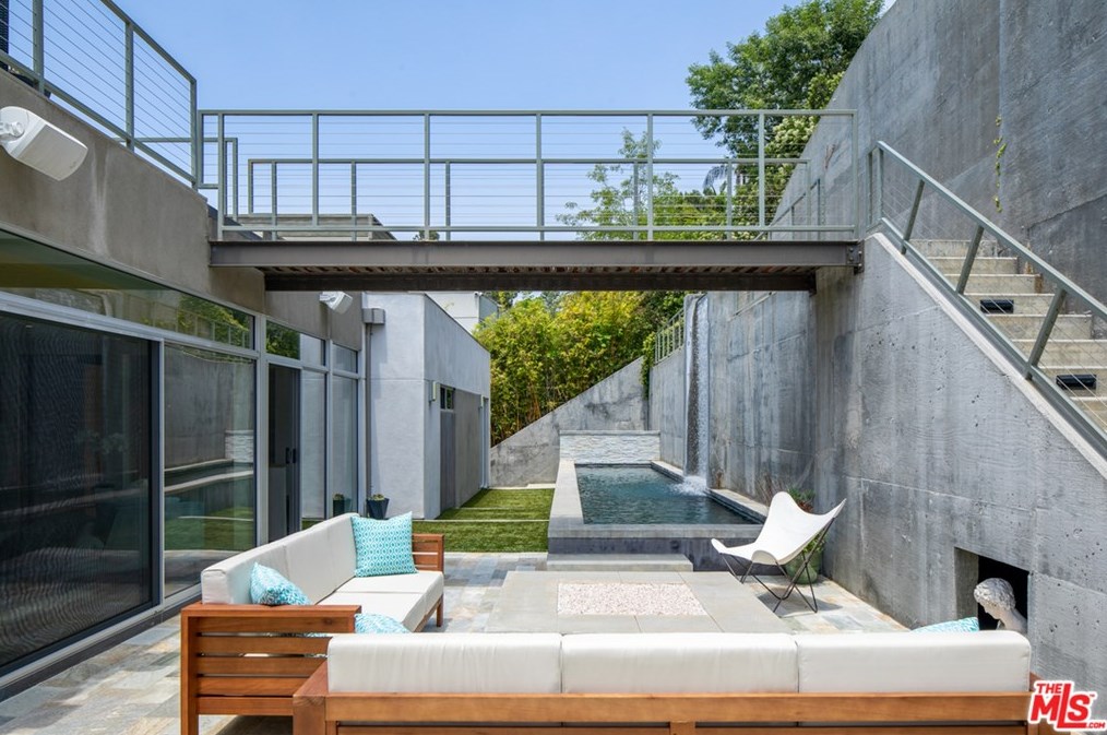 3274 Knoll Dr, Los Angeles CA  90068-1524 exterior