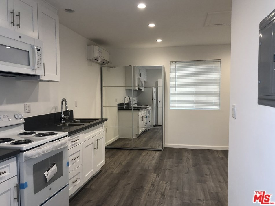 1740 Preuss Rd, Los Angeles CA  90035-4312 exterior