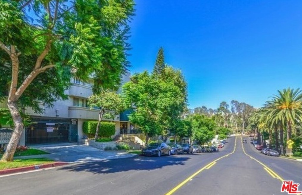 11645 Montana Ave, Los Angeles CA  90049-4663 exterior