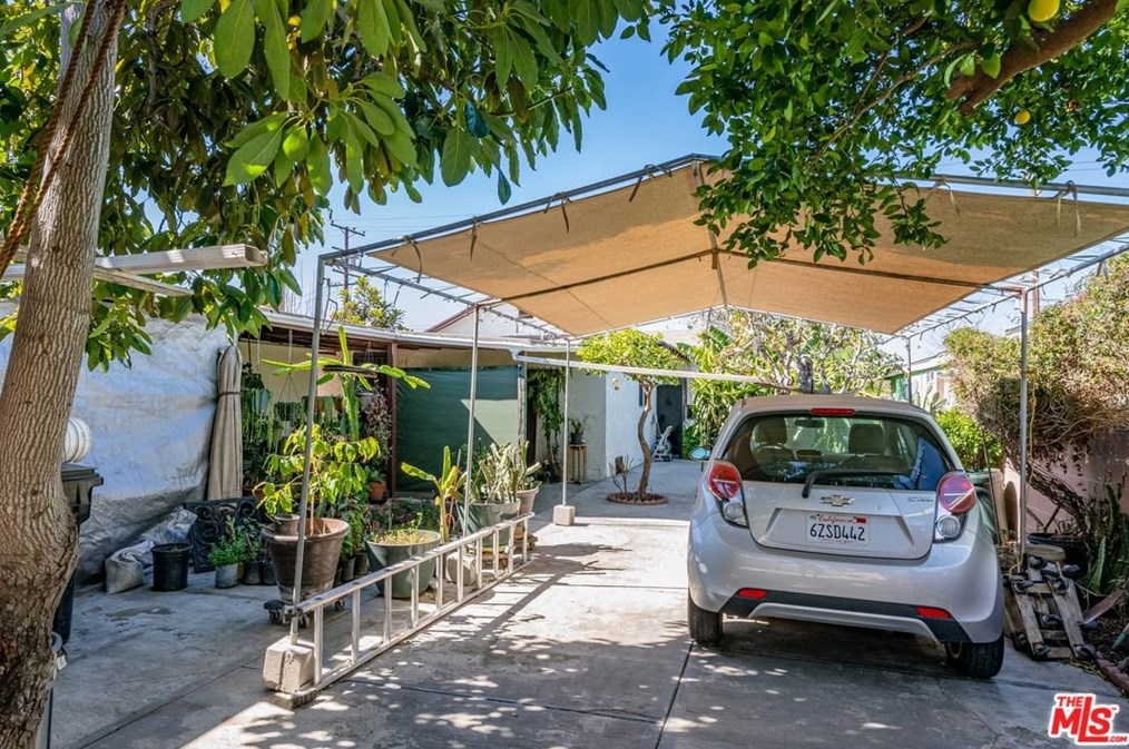 8818 Bandera St, Los Angeles CA  90002-1416 exterior