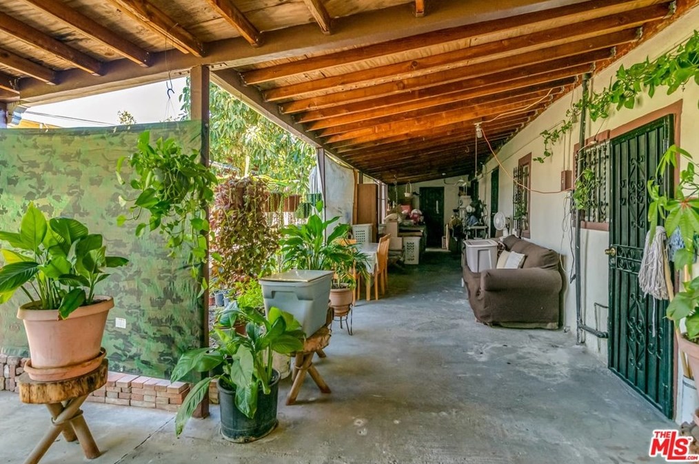 8818 Bandera St, Los Angeles CA  90002-1411 exterior