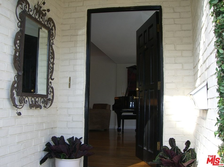1607 Courtney Ave, Los Angeles CA  90046-2707 exterior