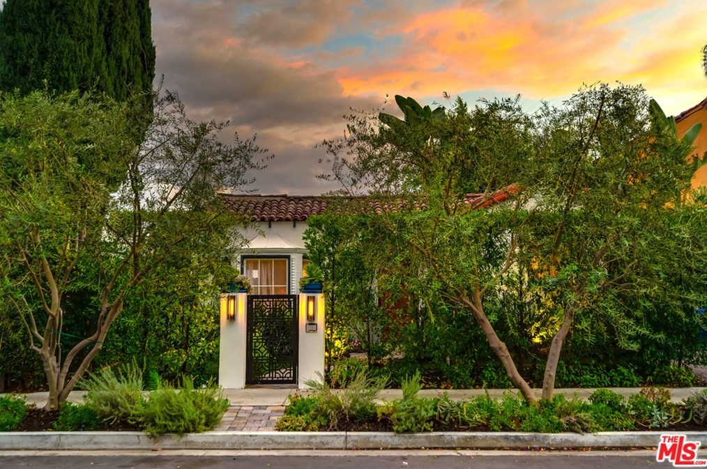 8260 Oakwood Ave, Los Angeles CA  90048-2244 exterior