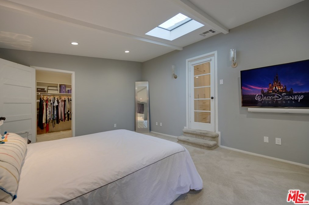8260 Oakwood Ave, Los Angeles CA  90004-3106 exterior